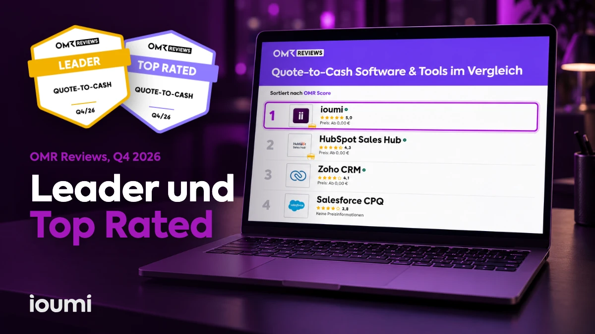 Laptop mit der OMR-Reviews-Liste Quote-to-Cash: ioumi auf Platz 1 vor HubSpot, Zoho und Salesforce, daneben die Badges Leader und Top Rated, Q4 2026