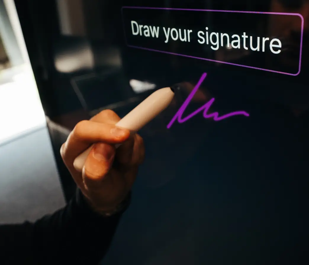 Digitale Unterschrift wird per Stift auf dem Bildschirm gezeichnet (E-Signatur)