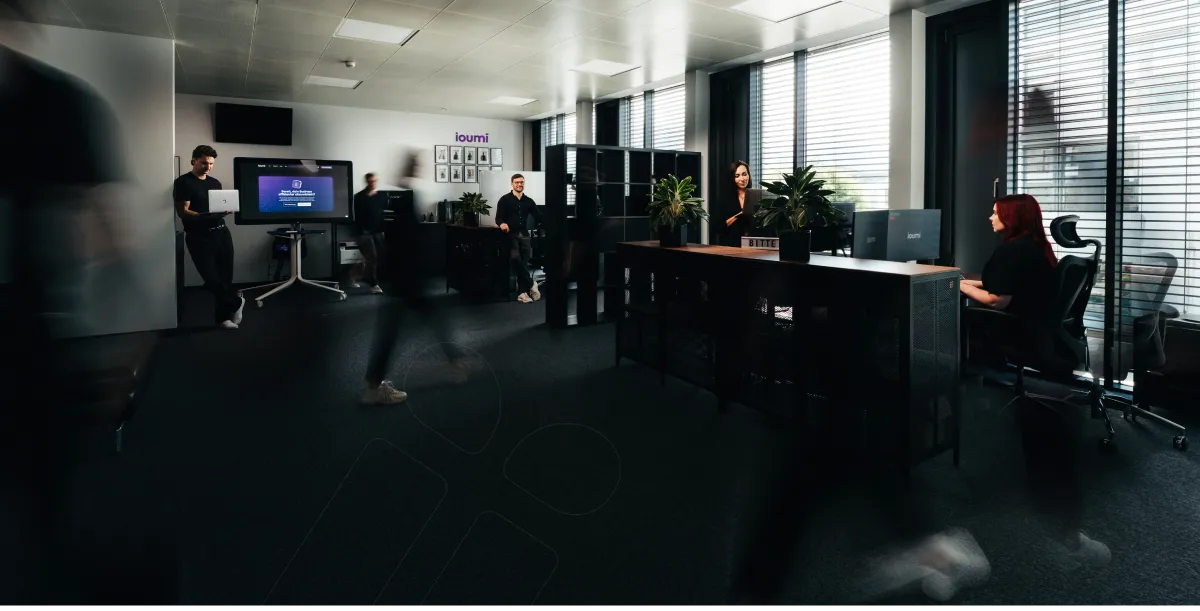 Das Team der ioumi GmbH im Büro in Wolfurt, Vorarlberg, rund um Gründer Christian Stockklauser