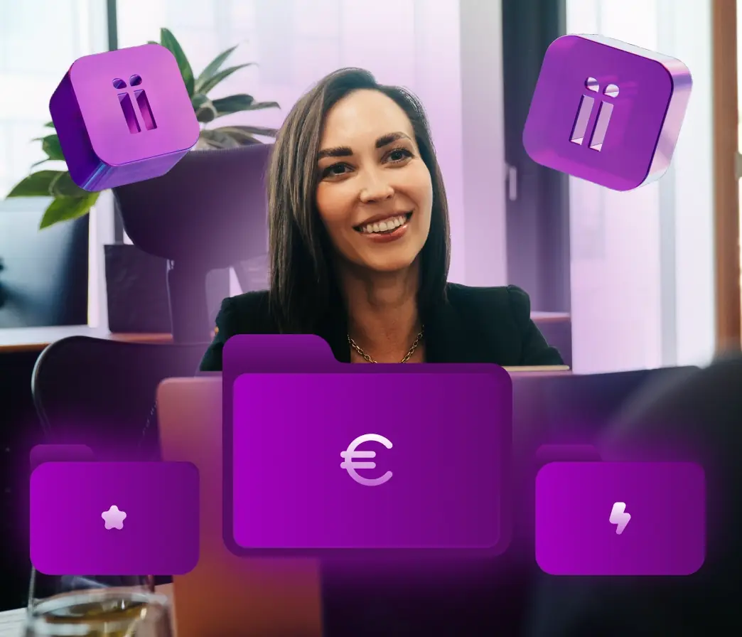 Lächelnde Unternehmerin mit ioumi-Symbolen und Produkt-Ordnern für Zahlungslinks